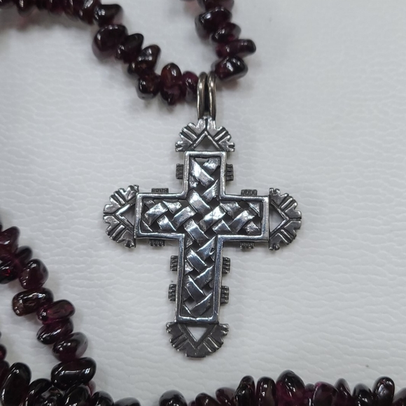 Silver cross necklace - Picture 2 of 4